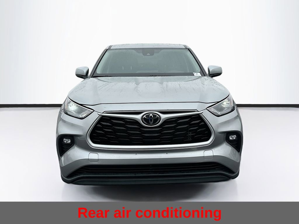 Used 2024 Toyota Highlander LE AWD/4WD image 5