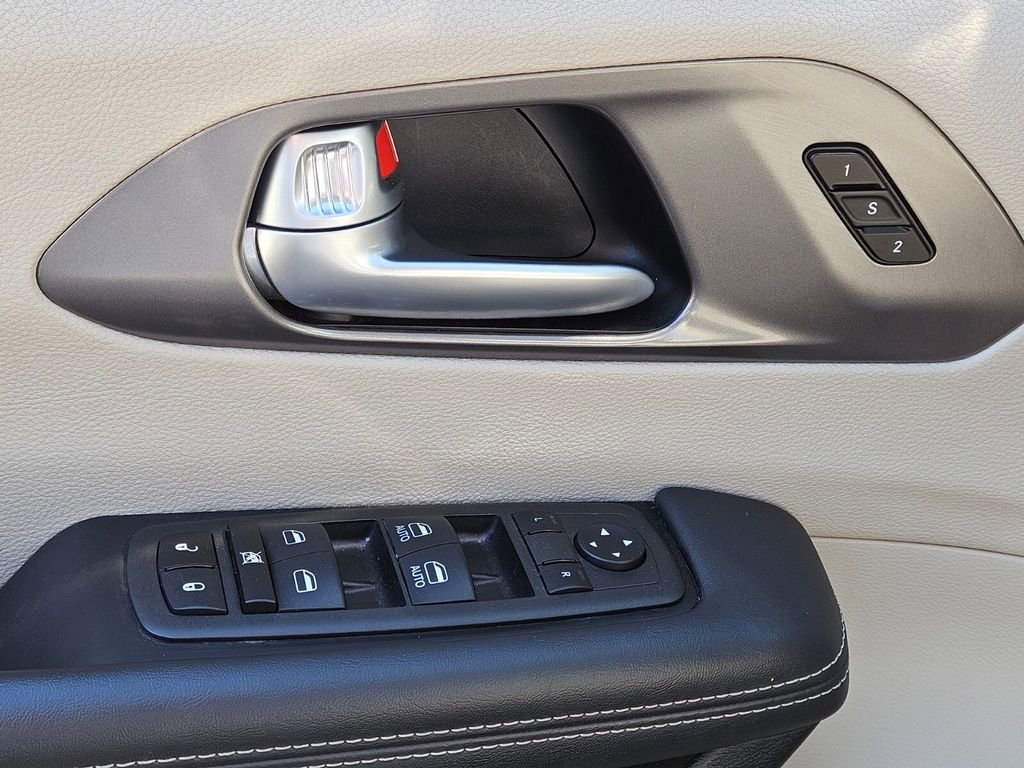 Used 2023 Chrysler Pacifica Touring-L image 27