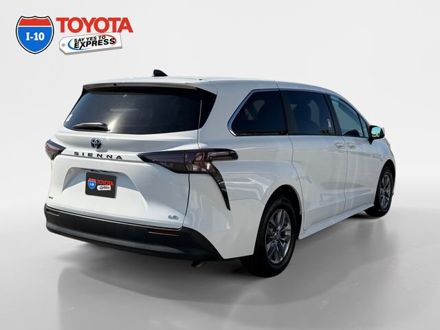 Certified 2025 Toyota Sienna LE FWD image 5