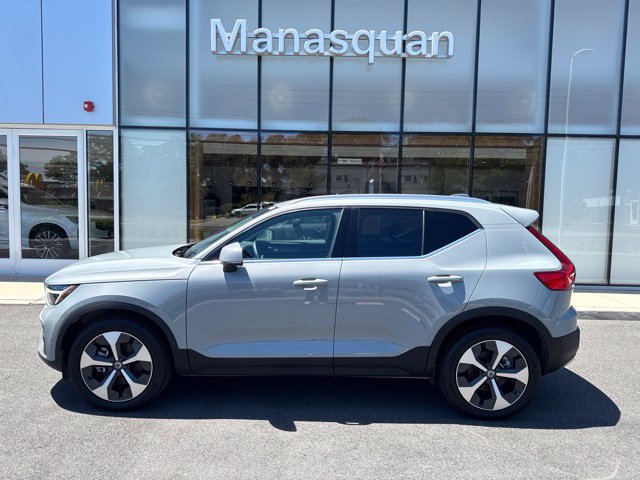 Certified 2025 Volvo XC40 B5 Plus AWD/4WD image 2