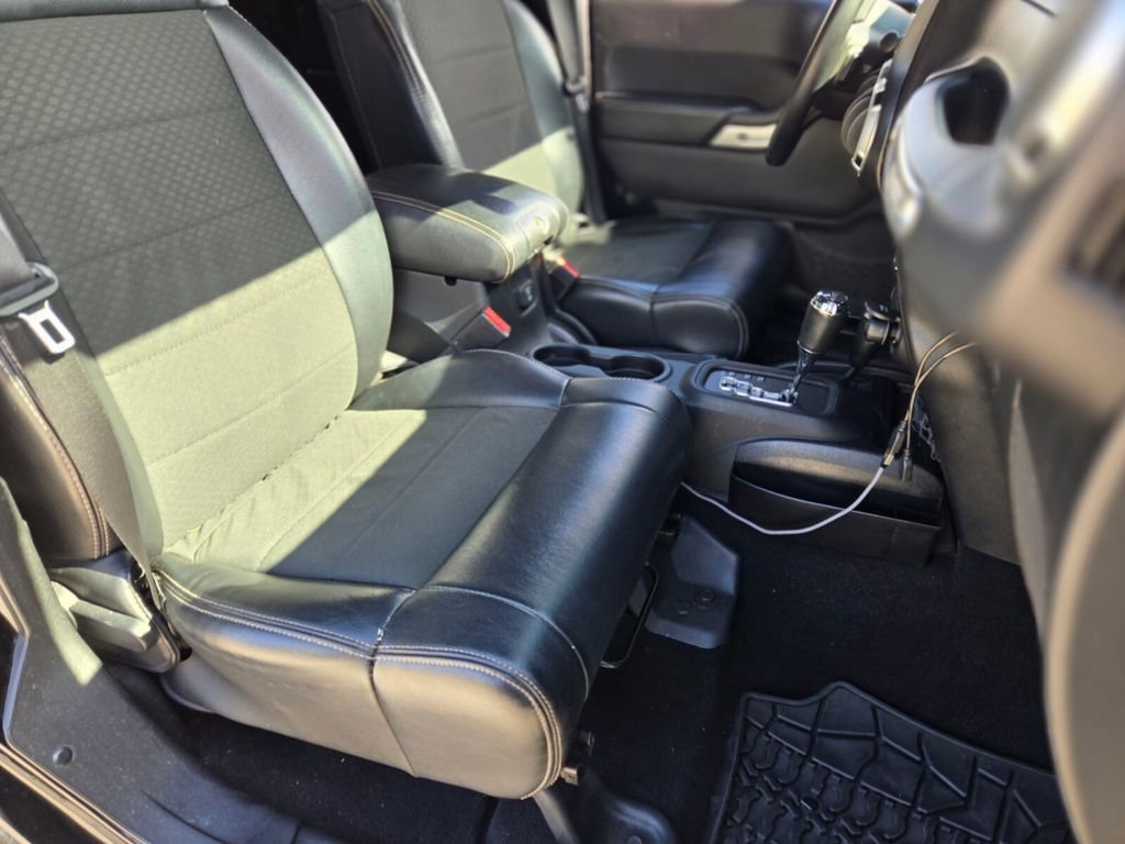 Used 2012 Jeep Wrangler Unlimited Rubicon image 25