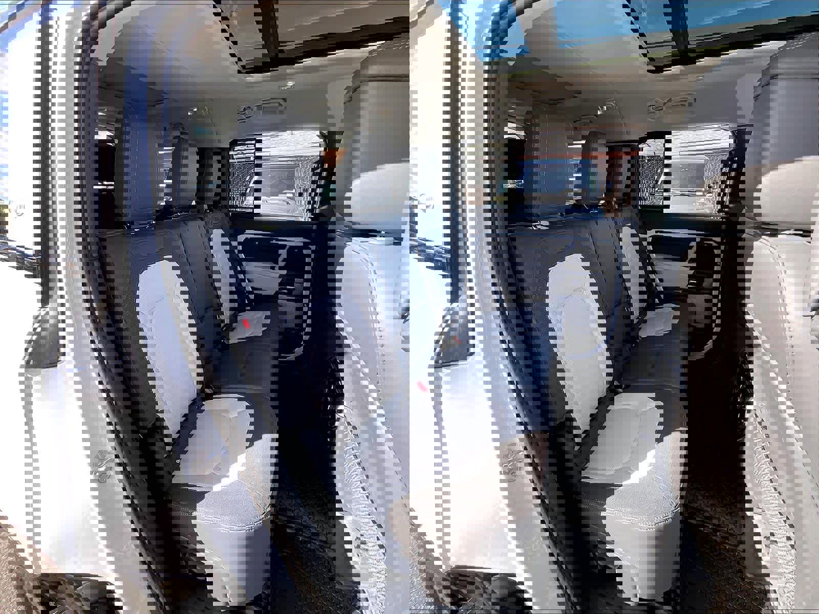 Used 2023 Land Rover Defender 130 X-Dynamic SE image 29