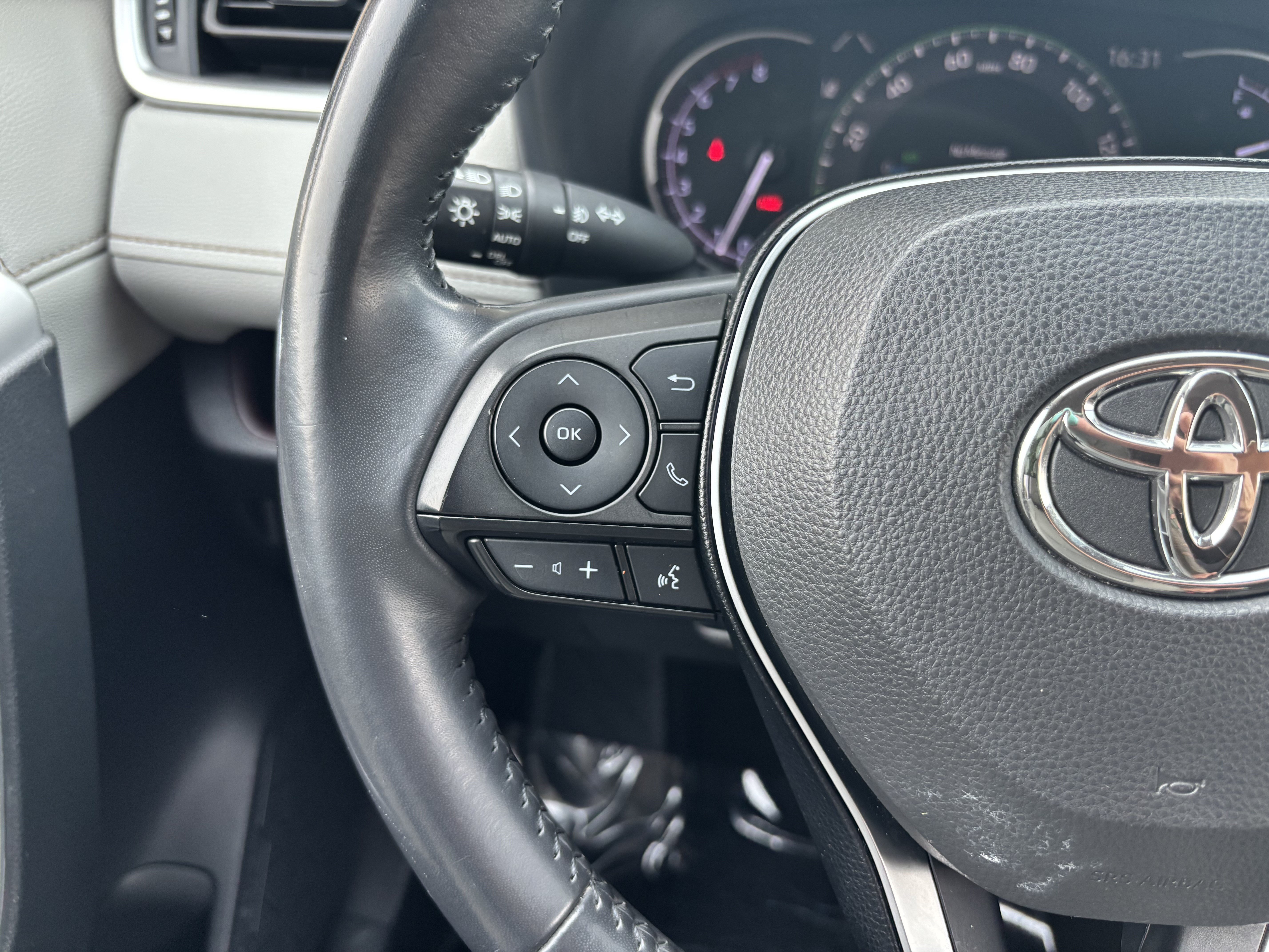 Used 2019 Toyota RAV4 Limited w/ Advanced Technology Package AWD/4WD image 16