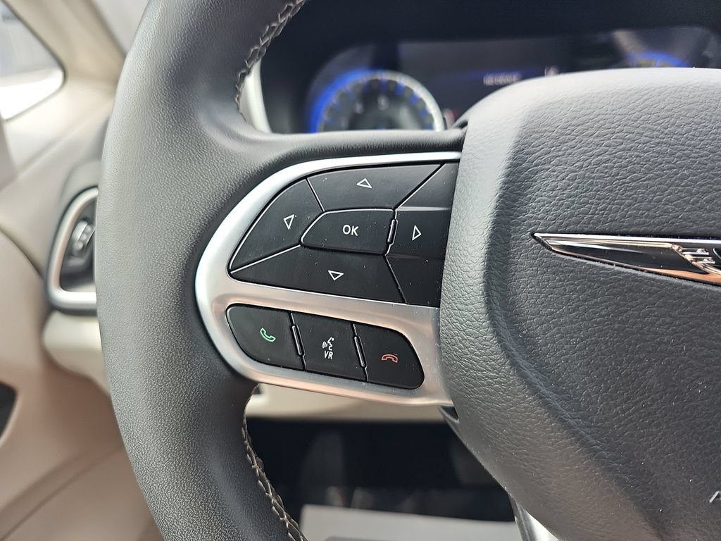 Used 2024 Chrysler Pacifica Touring-L FWD image 17