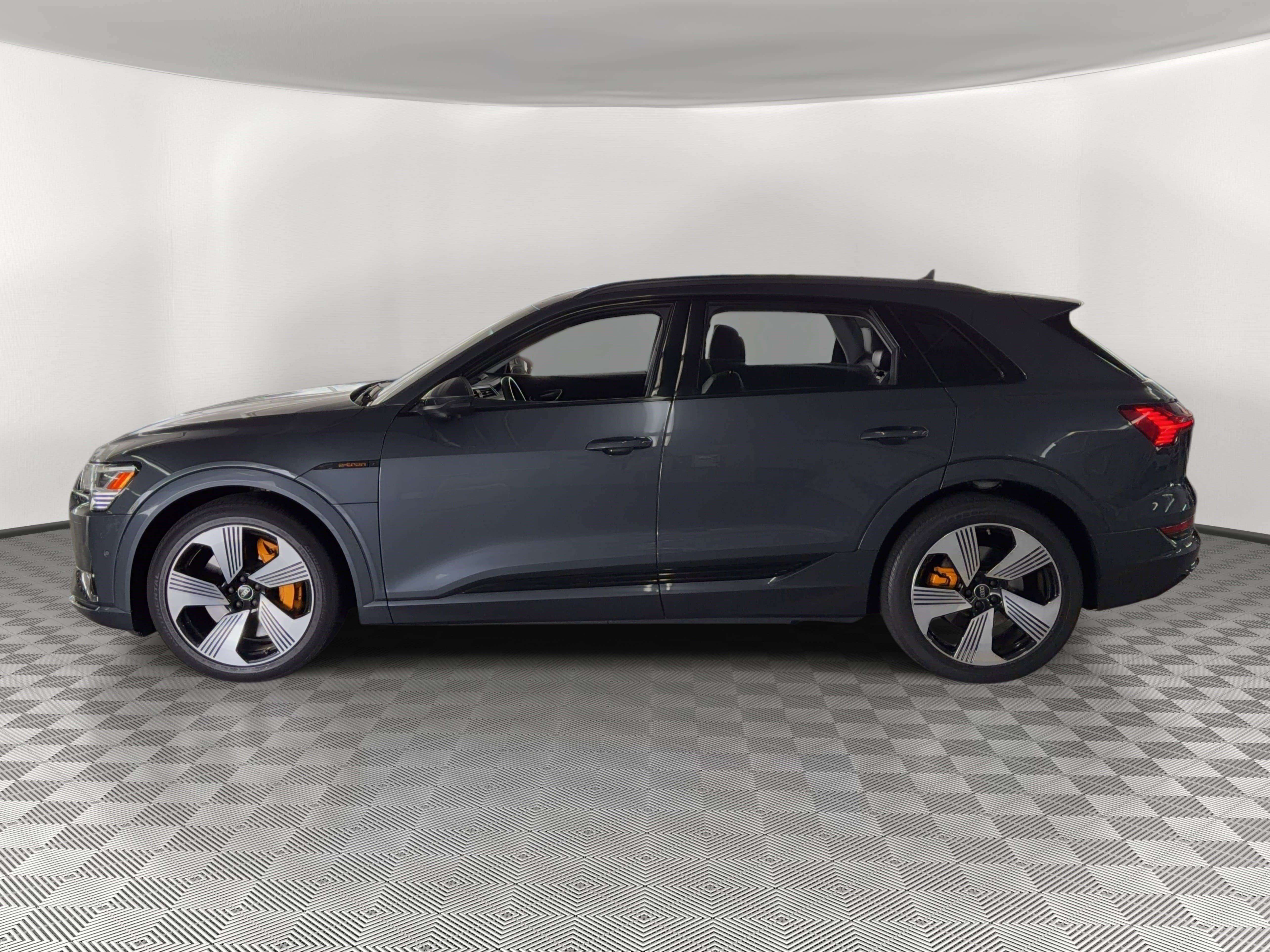 Used 2023 Audi e-tron Premium Plus w/ Premium Plus Package image 2