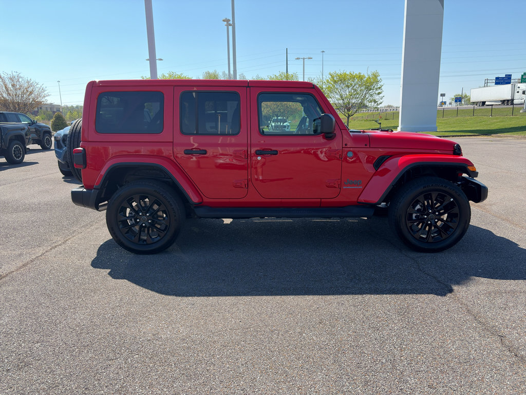 Used 2025 Jeep Wrangler Sahara AWD/4WD image 6