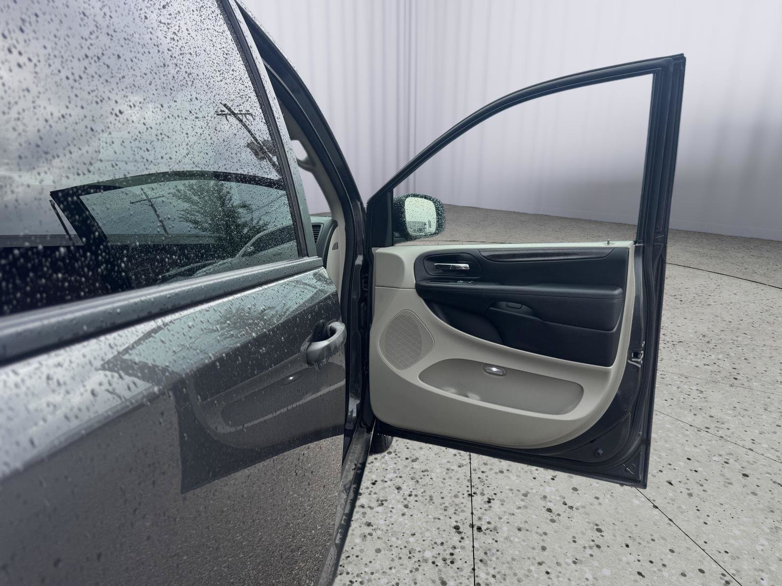 Used 2019 Dodge Grand Caravan SE w/ UConnect Hands-Free Group FWD image 33