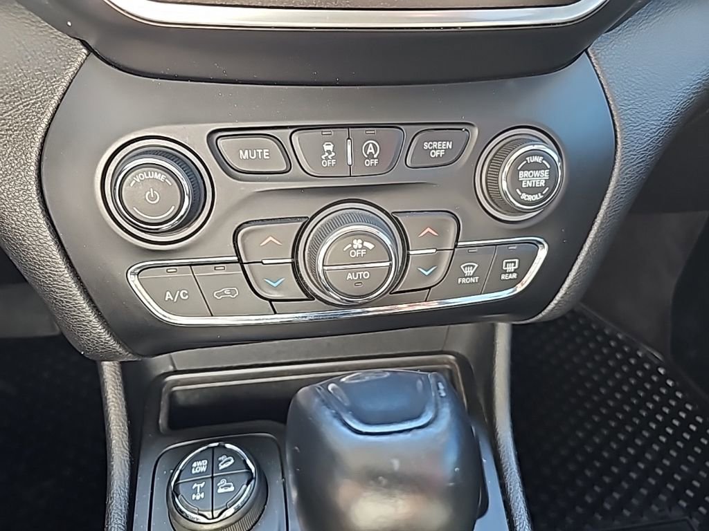 Certified 2019 Jeep Cherokee Trailhawk w/ Comfort/Convenience Group image 31