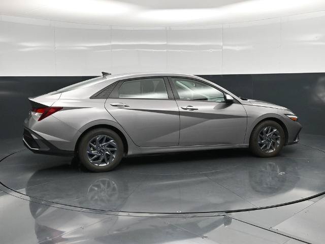 Used 2024 Hyundai Elantra SEL FWD image 2