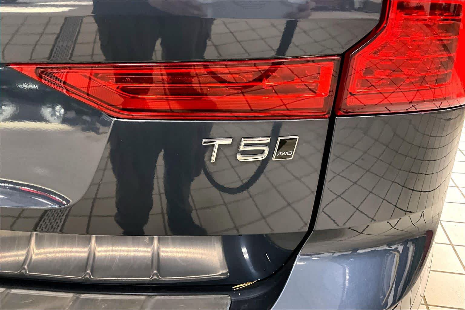 Used 2021 Volvo XC60 T5 Momentum w/ Premium Package AWD/4WD image 10