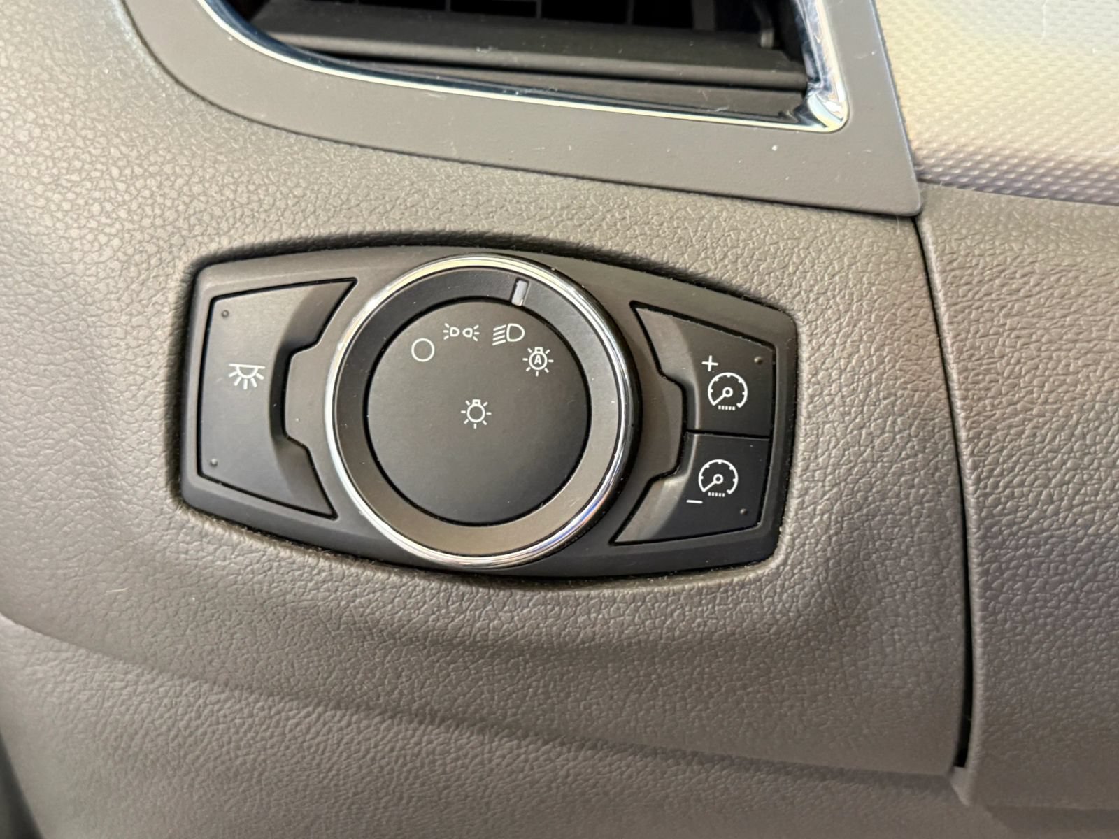 Used 2013 Ford Edge SEL FWD image 23