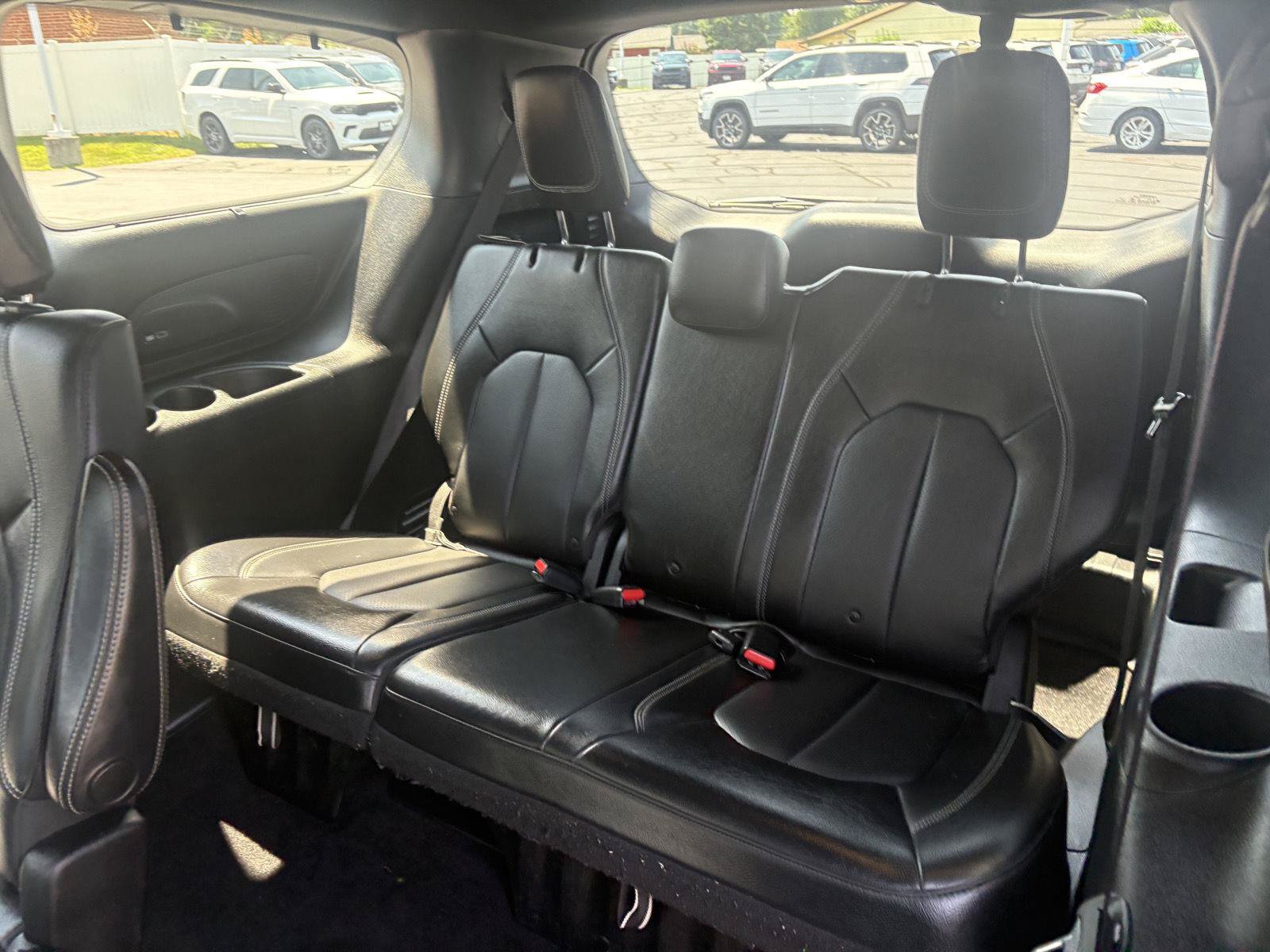 Used 2018 Chrysler Pacifica Touring-L Plus w/ S Appearance Package FWD image 11