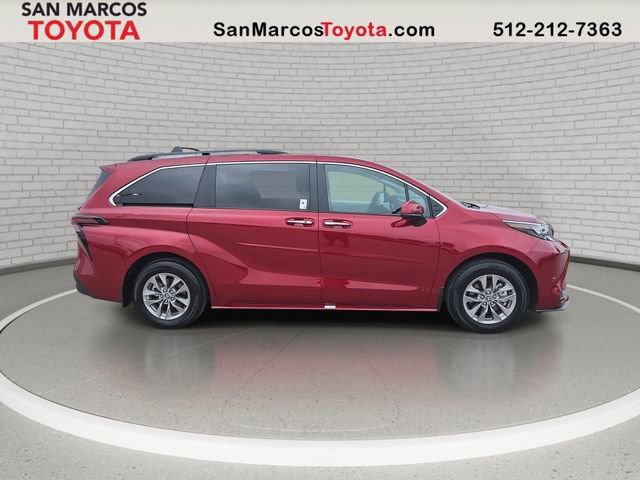 Used 2025 Toyota Sienna XLE image 4