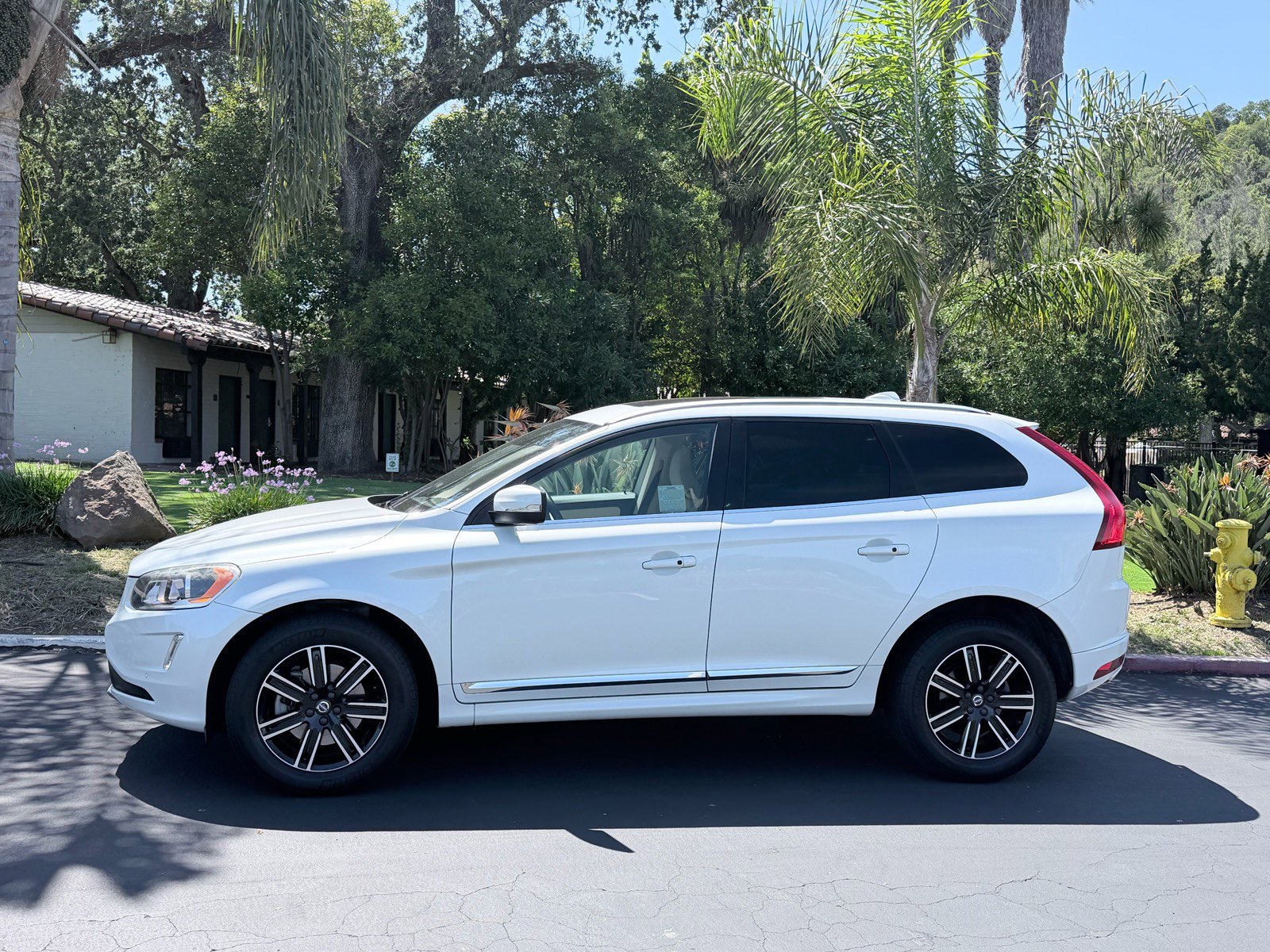 Used 2016 Volvo XC60 T6 w/ Proximity Package AWD/4WD image 2