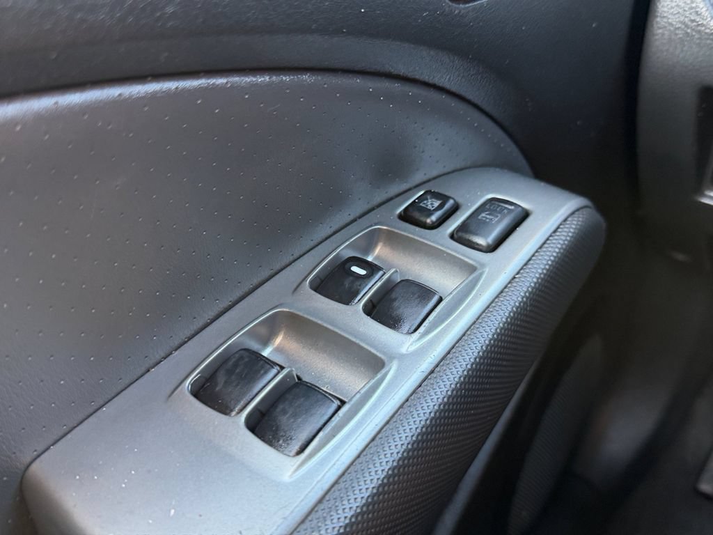 Used 2004 Mitsubishi Outlander XLS FWD image 20