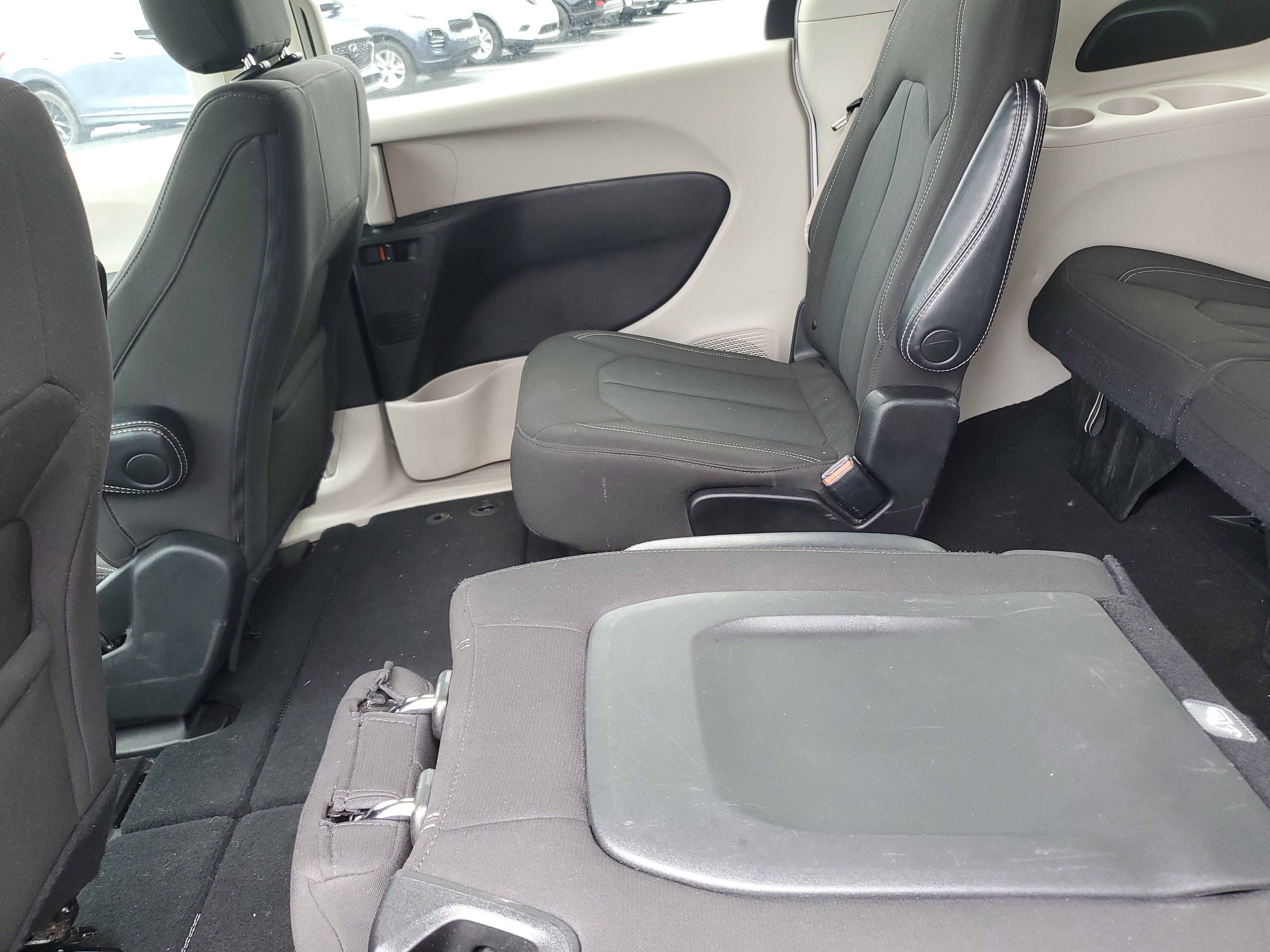 Used 2023 Chrysler Voyager LX image 13