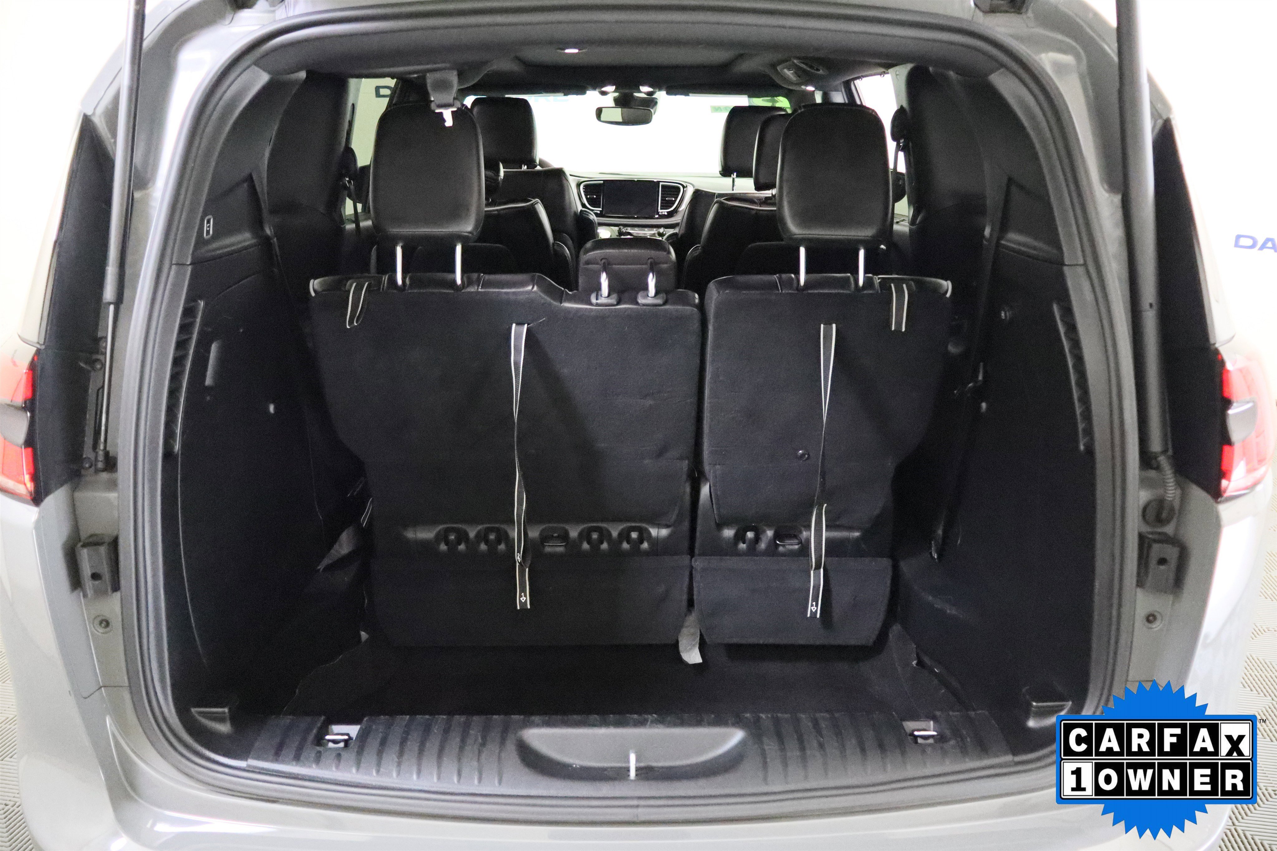 Used 2025 Chrysler Pacifica Limited image 9