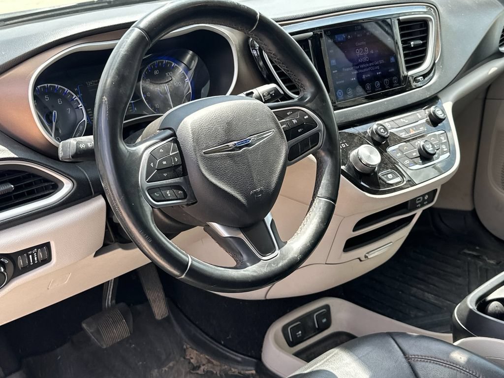 Used 2017 Chrysler Pacifica Touring-L FWD image 10
