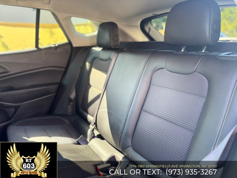 Used 2025 Chevrolet Trax LT FWD image 9