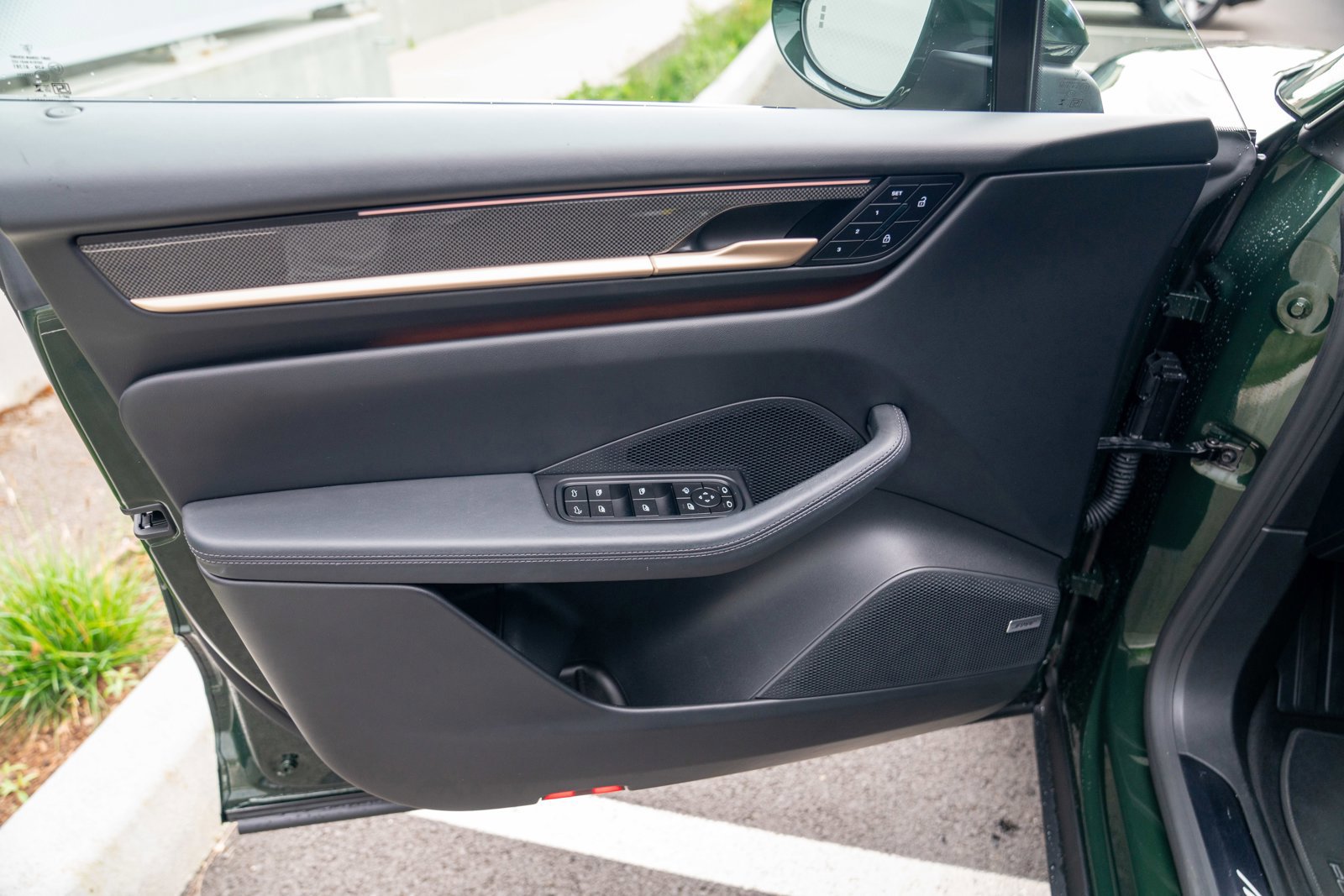 Certified 2025 Porsche Macan 4 Electric image 10