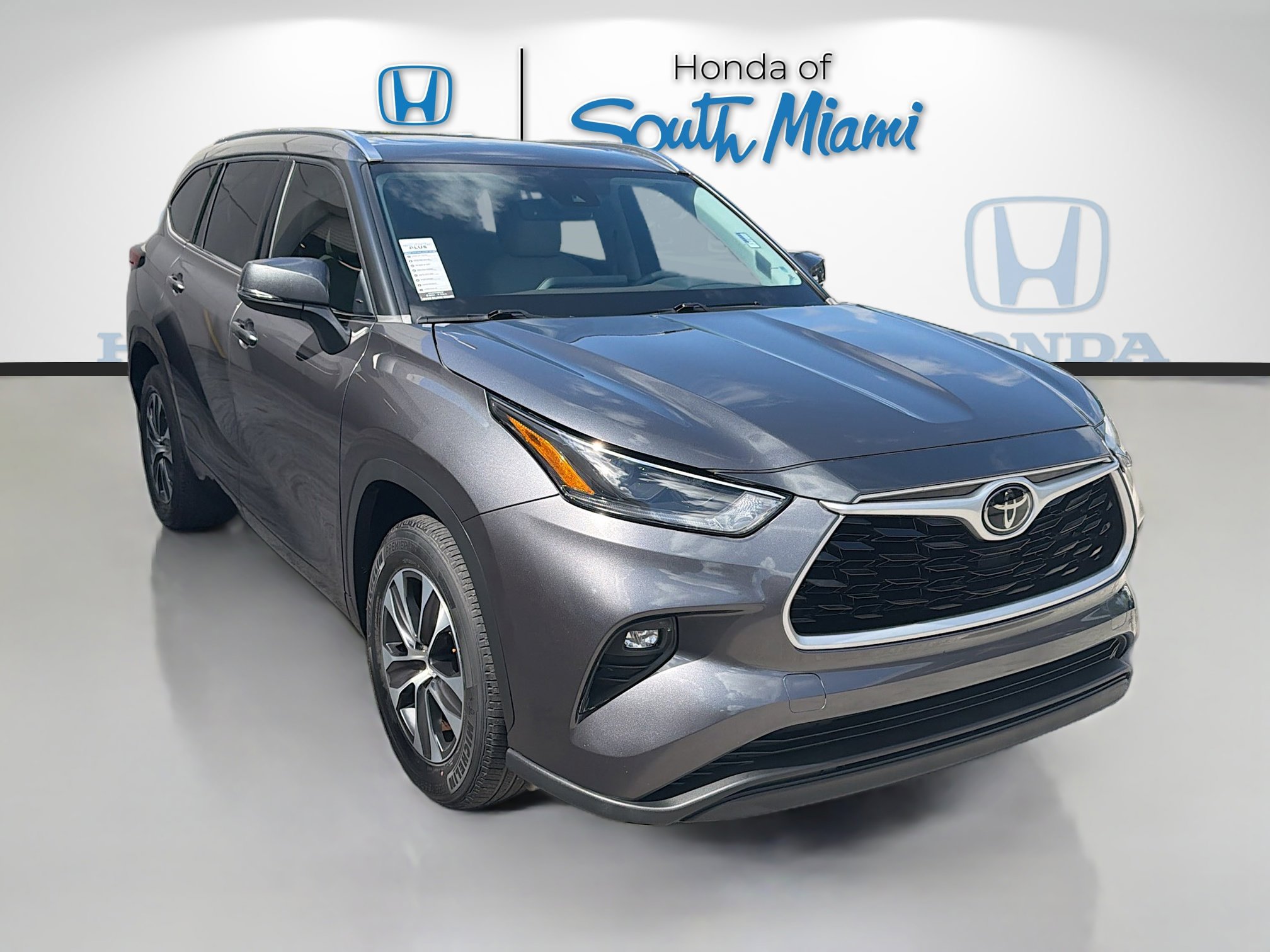Used 2021 Toyota Highlander XLE FWD image 1