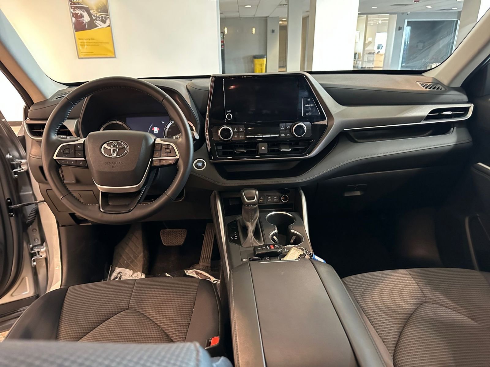 Used 2025 Toyota Highlander LE image 35