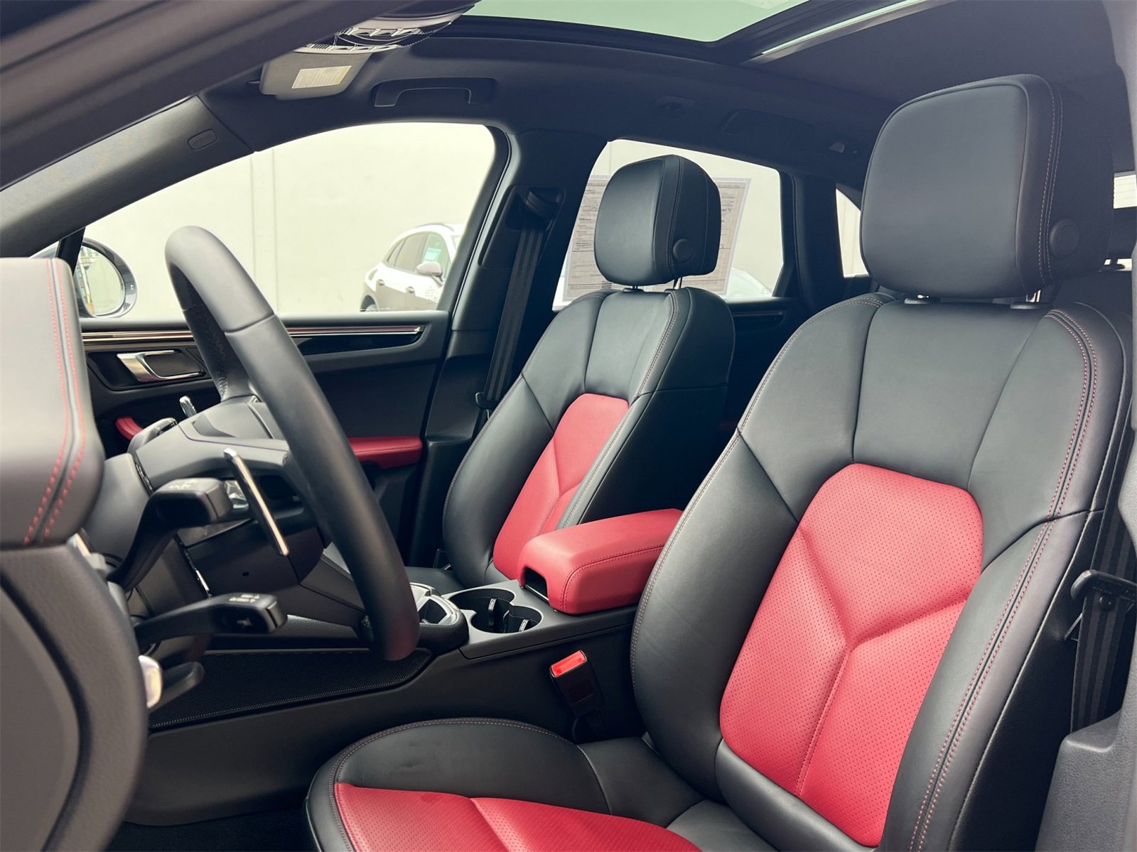 Used 2025 Porsche Macan image 5