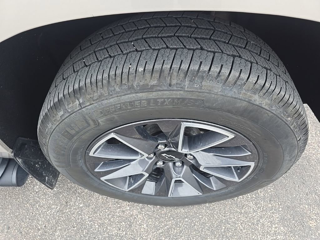 Used 2021 Chevrolet Suburban Z71 w/ Luxury Package AWD/4WD image 5