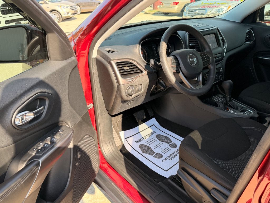 Used 2019 Jeep Cherokee Latitude w/ Popular Appearance Group FWD image 5