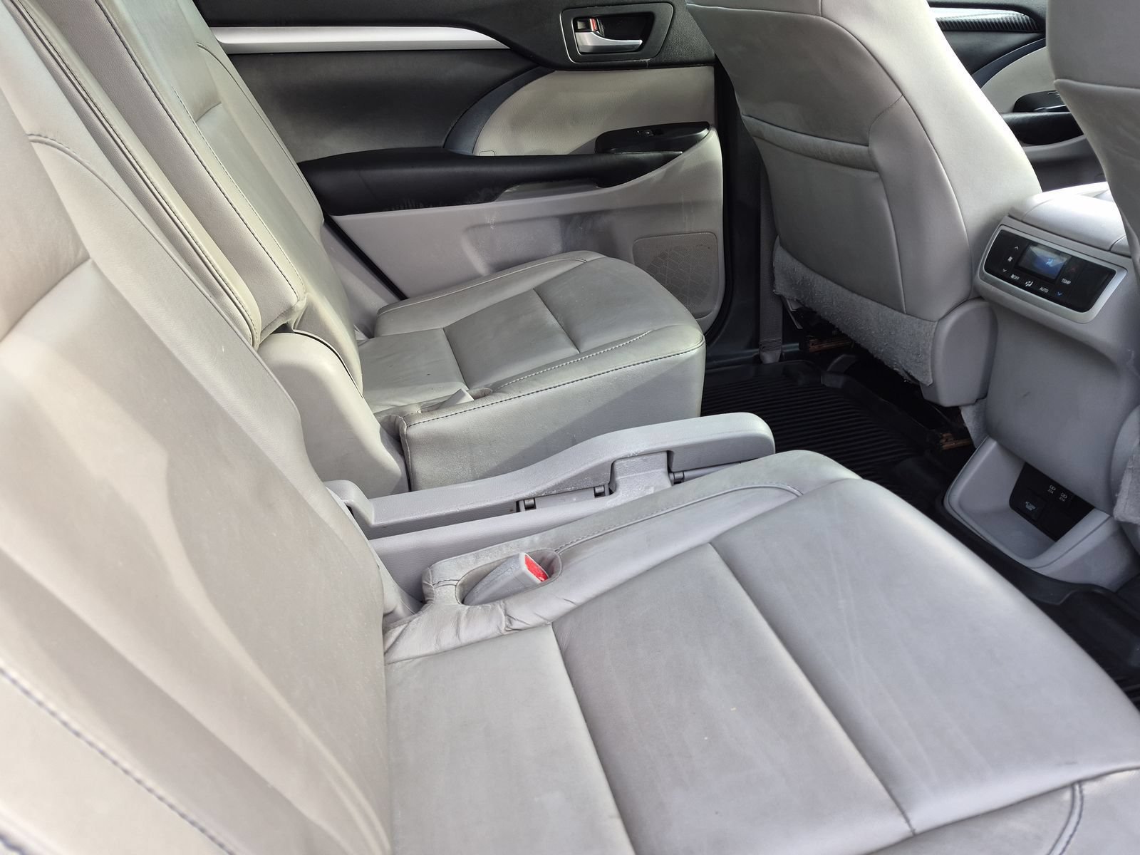 Used 2017 Toyota Highlander XLE AWD/4WD image 18