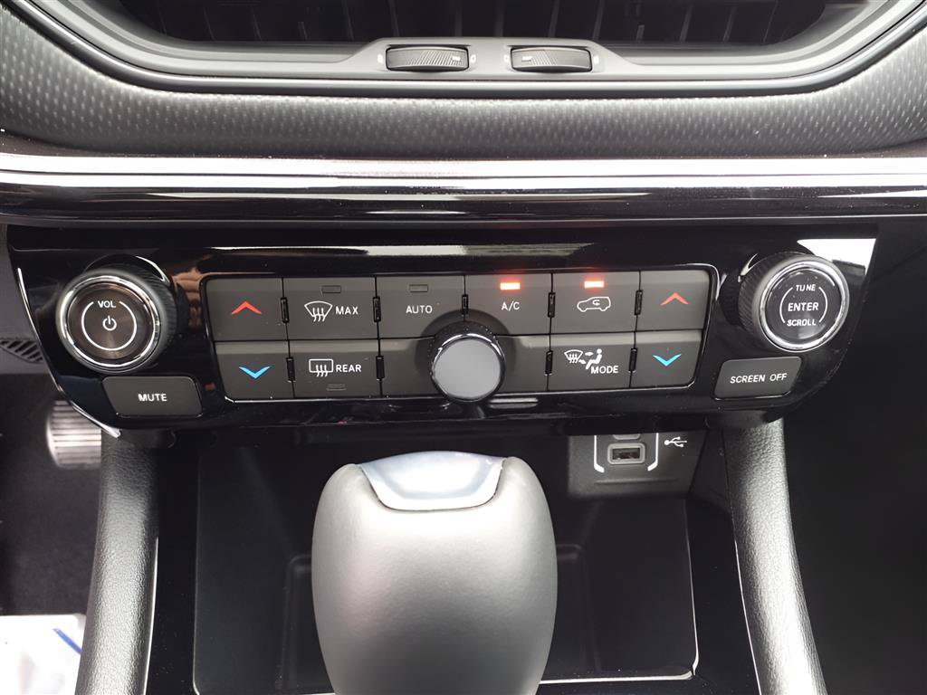 New 2023 Jeep Compass Latitude w/ Sun and Sound Group AWD/4WD image 9