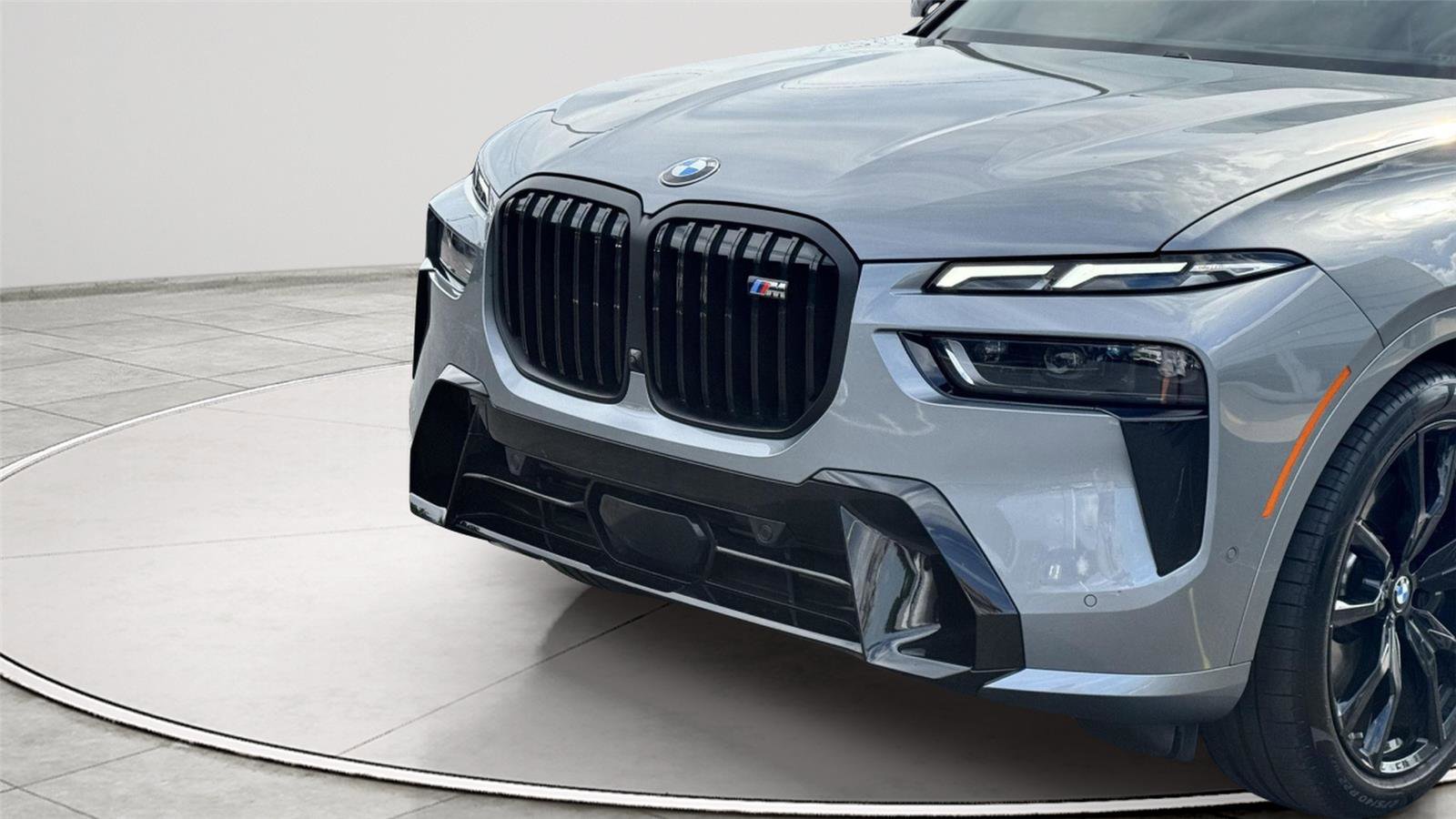 Used 2025 BMW X7 M60i image 3