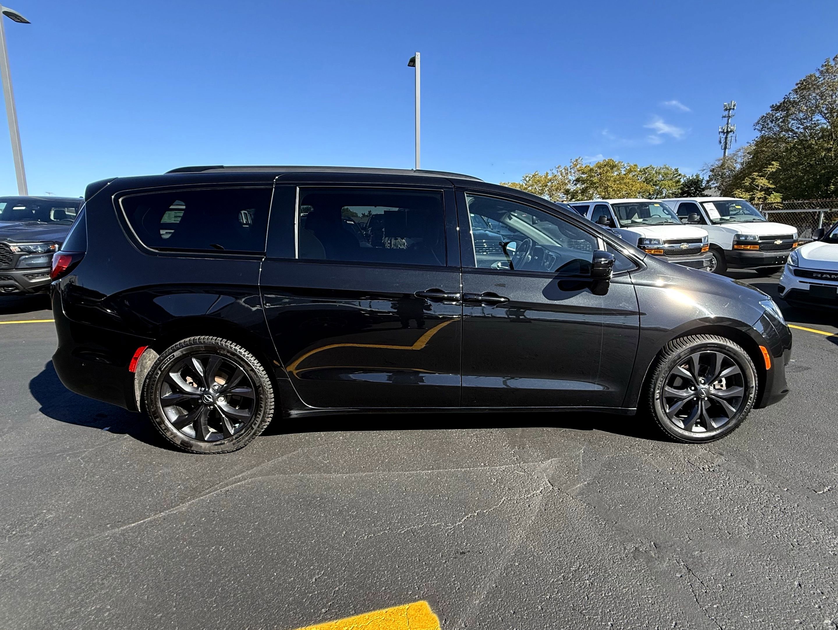 Used 2020 Chrysler Pacifica Touring-L w/ S Appearance Package image 9