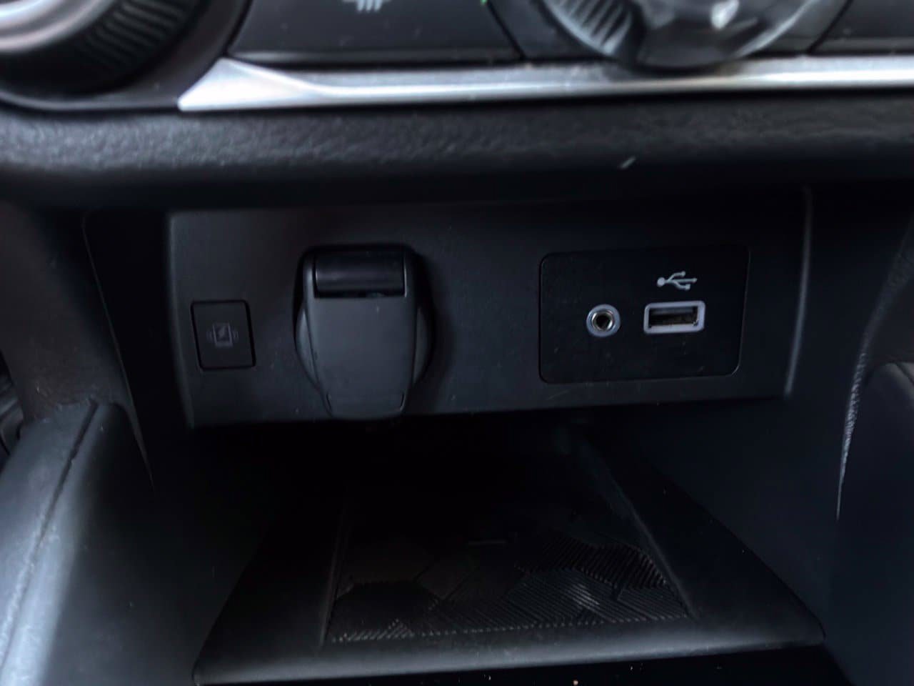 Used 2025 Nissan Versa SV FWD image 23