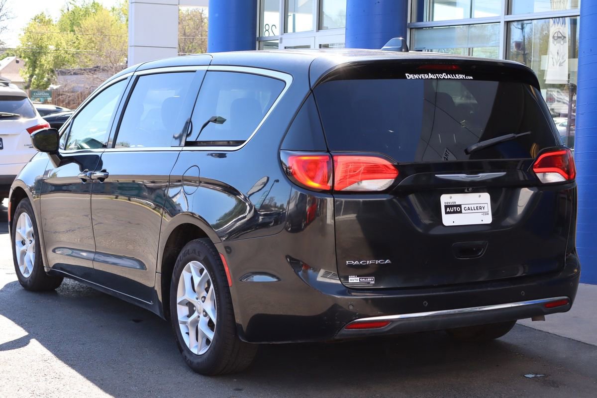 Used 2018 Chrysler Pacifica Touring Plus w/ Tire & Wheel Group FWD image 3