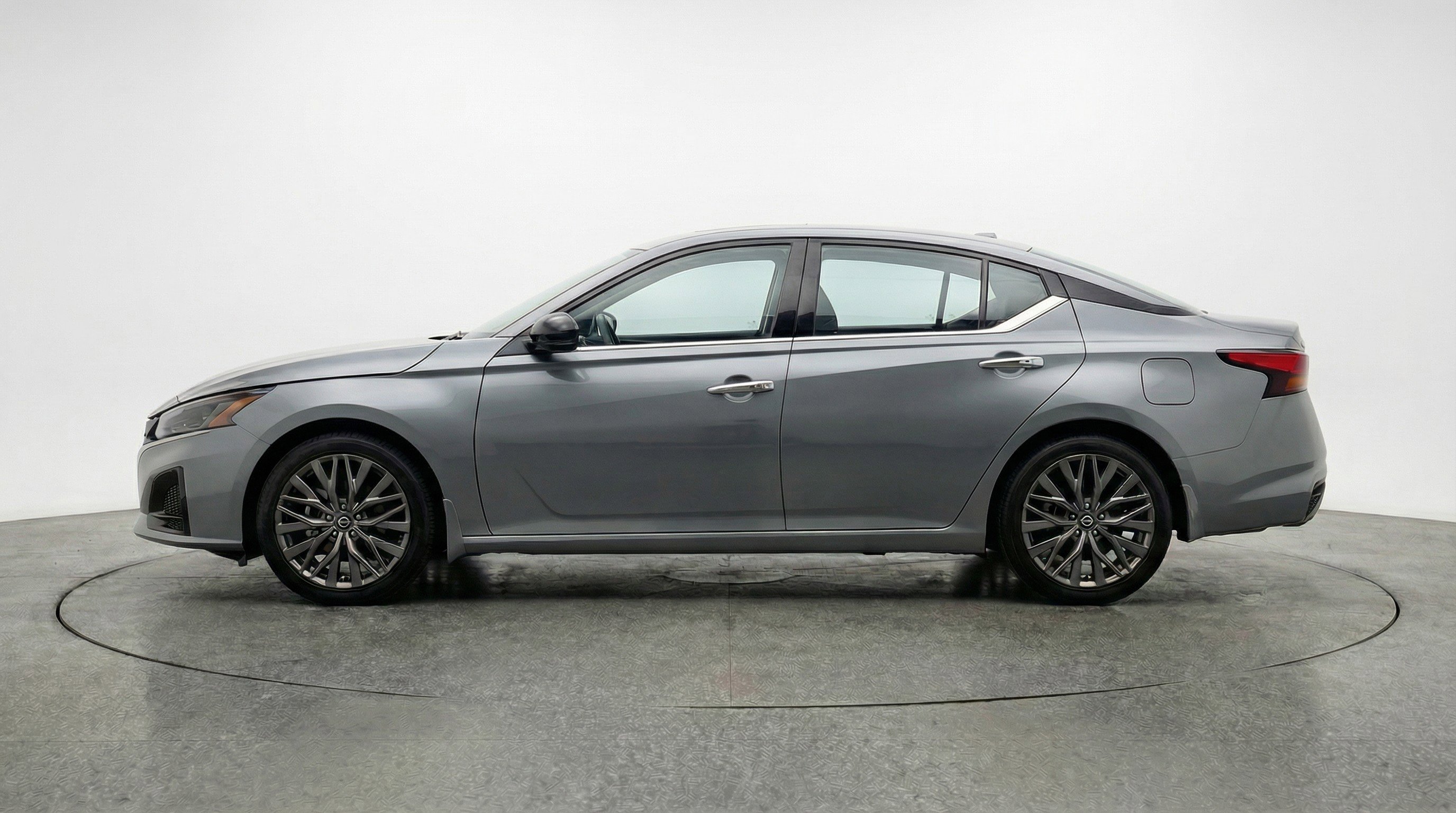 Used 2025 Nissan Altima 2.5 SV image 5