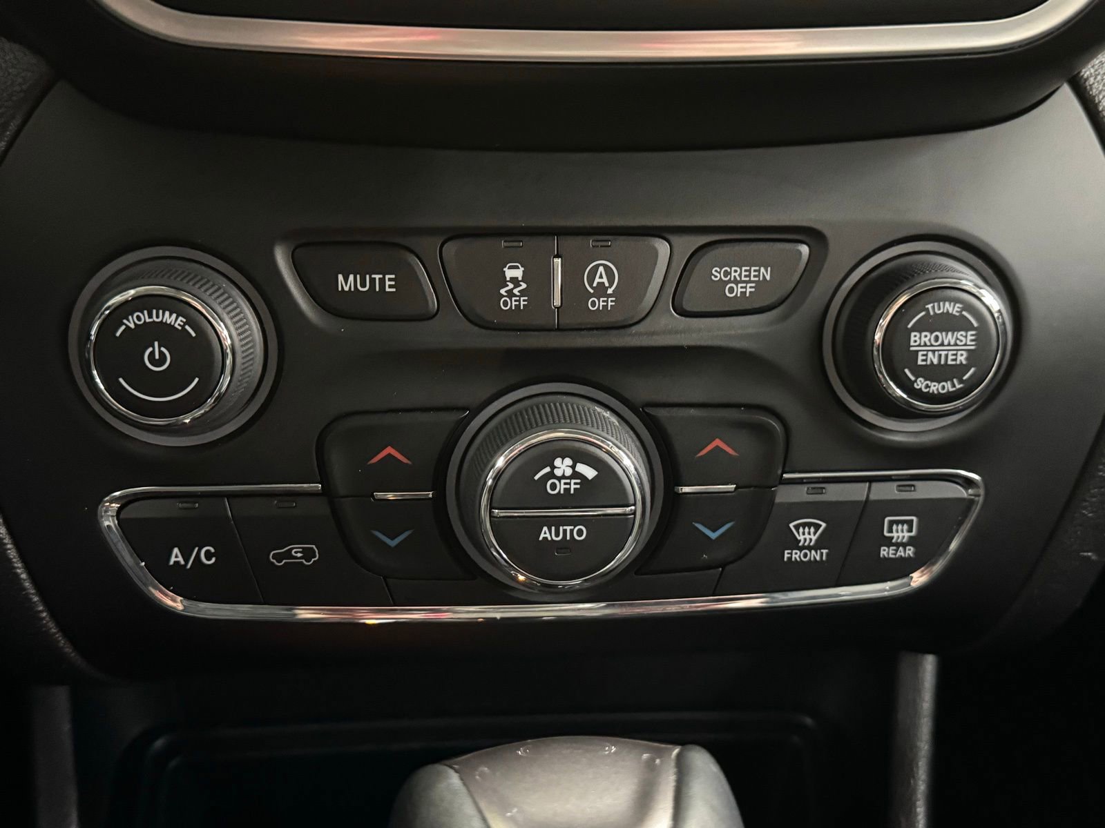 Used 2019 Jeep Cherokee Latitude Plus w/ Comfort/Convenience Group image 18