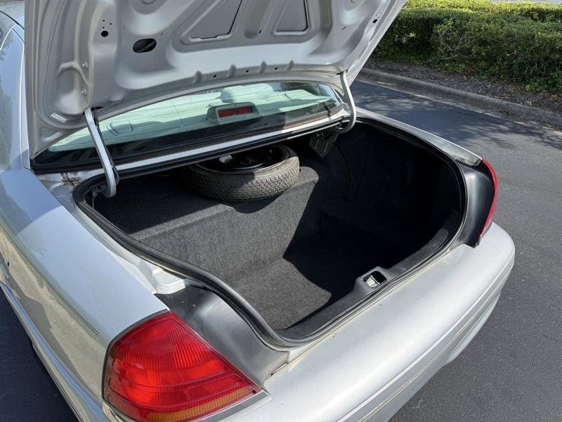 Used 2003 Ford Crown Victoria LX RWD image 8