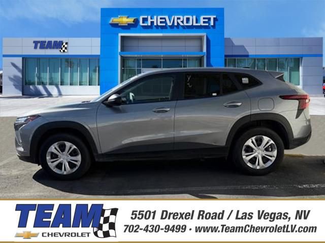 Used 2025 Chevrolet Trax LS FWD image 1