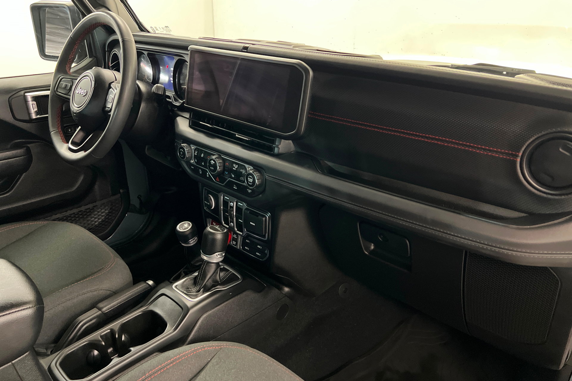 Used 2024 Jeep Gladiator Rubicon w/ Convenience Group AWD/4WD image 23