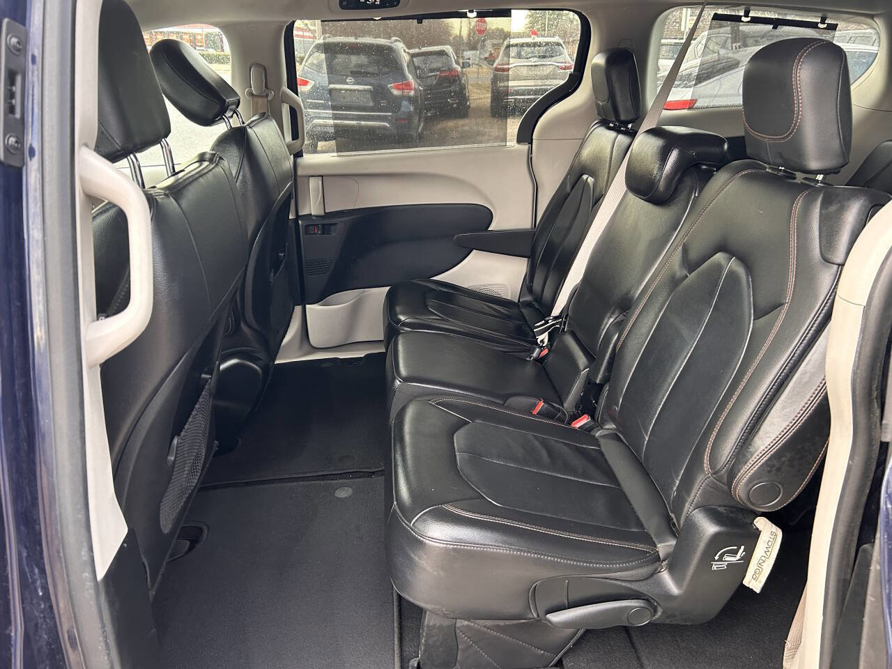 Used 2017 Chrysler Pacifica Touring-L FWD image 14