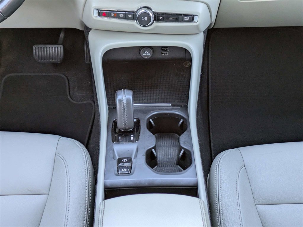 Used 2021 Volvo XC40 T5 Momentum w/ Protection Package Premier image 20
