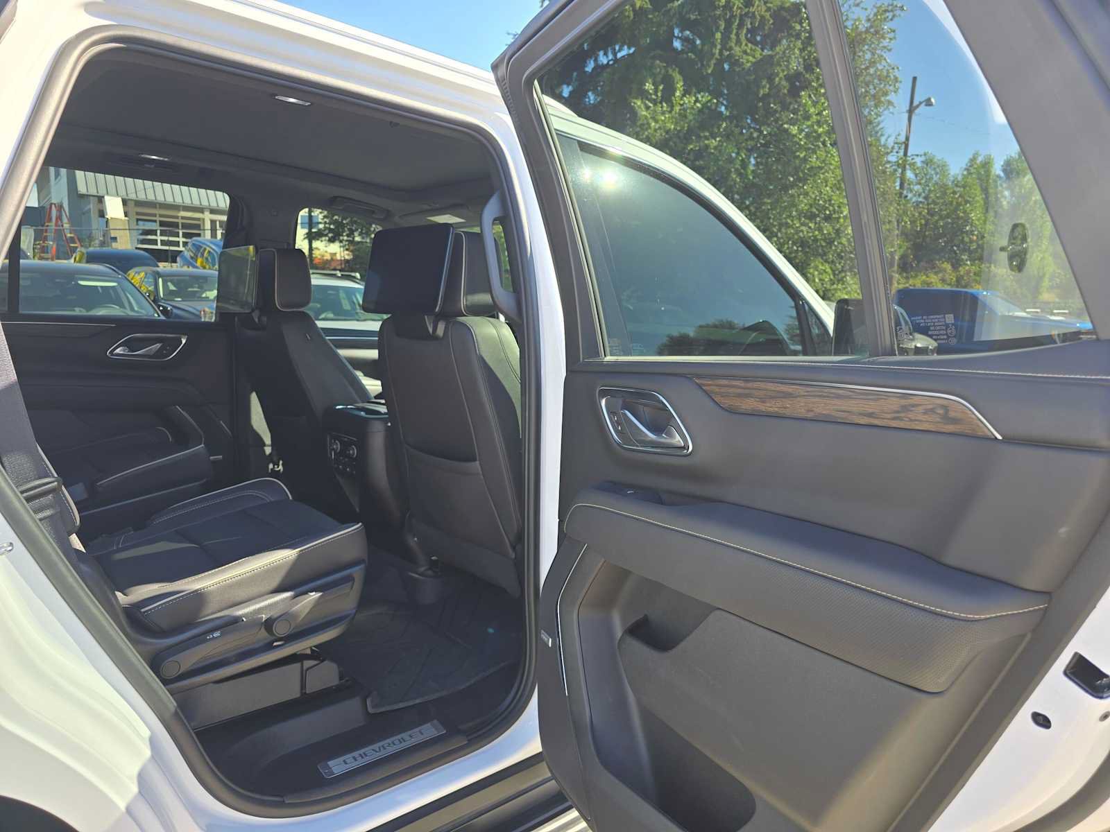 Used 2023 Chevrolet Tahoe Premier w/ Advanced Technology Package AWD/4WD image 13