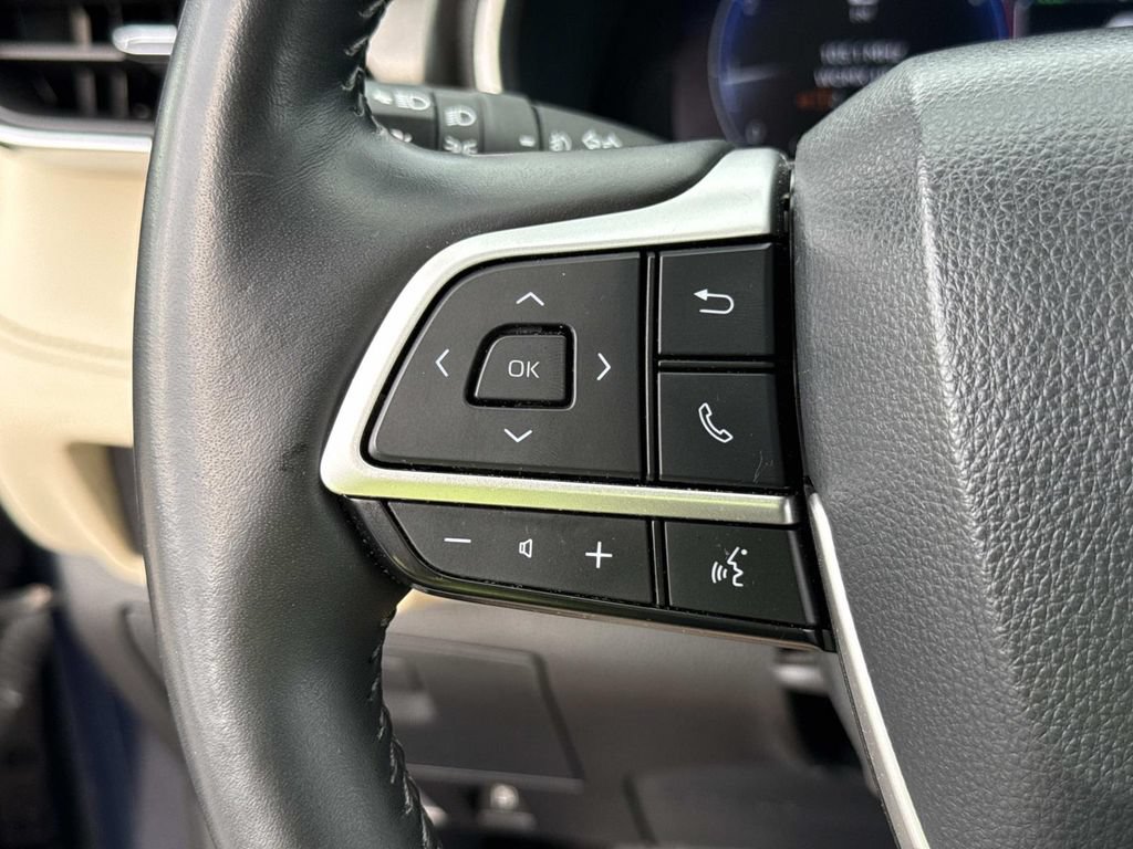 Used 2024 Toyota Highlander Limited AWD/4WD image 42