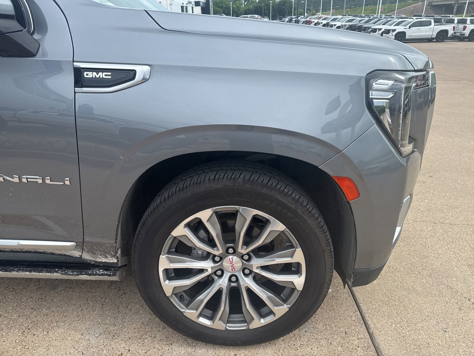 Used 2021 GMC Yukon Denali w/ Denali Premium Package AWD/4WD image 4