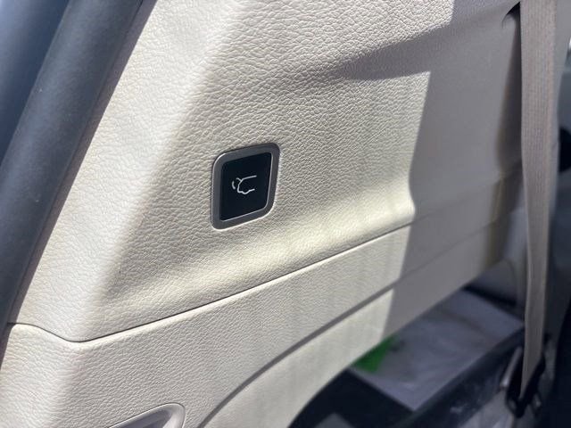 Used 2023 Chrysler Pacifica Touring-L FWD image 33