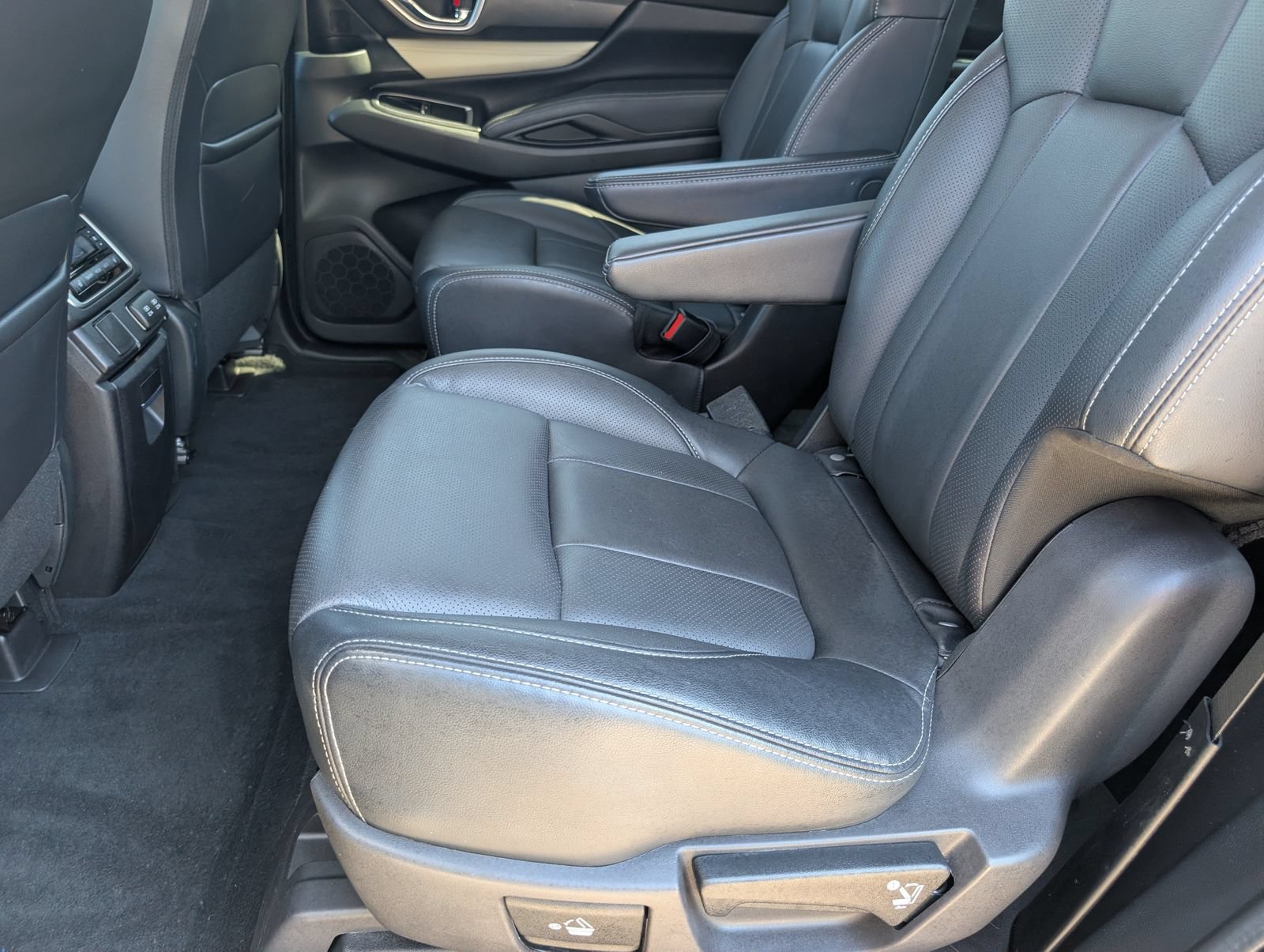 Used 2022 Subaru Ascent Limited AWD/4WD image 17