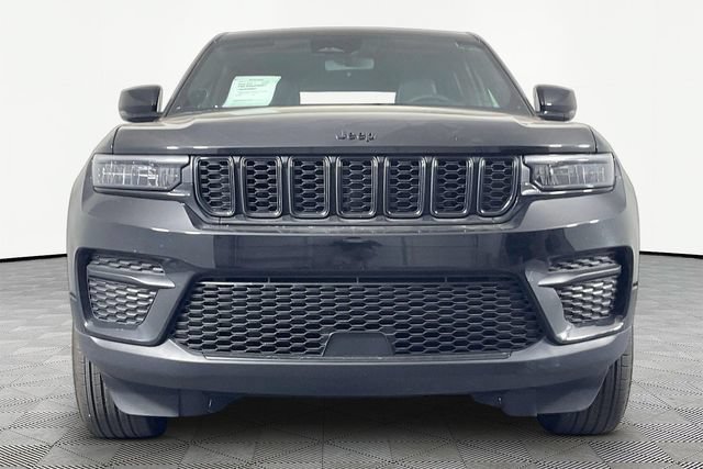 Used 2024 Jeep Grand Cherokee Altitude AWD/4WD image 2