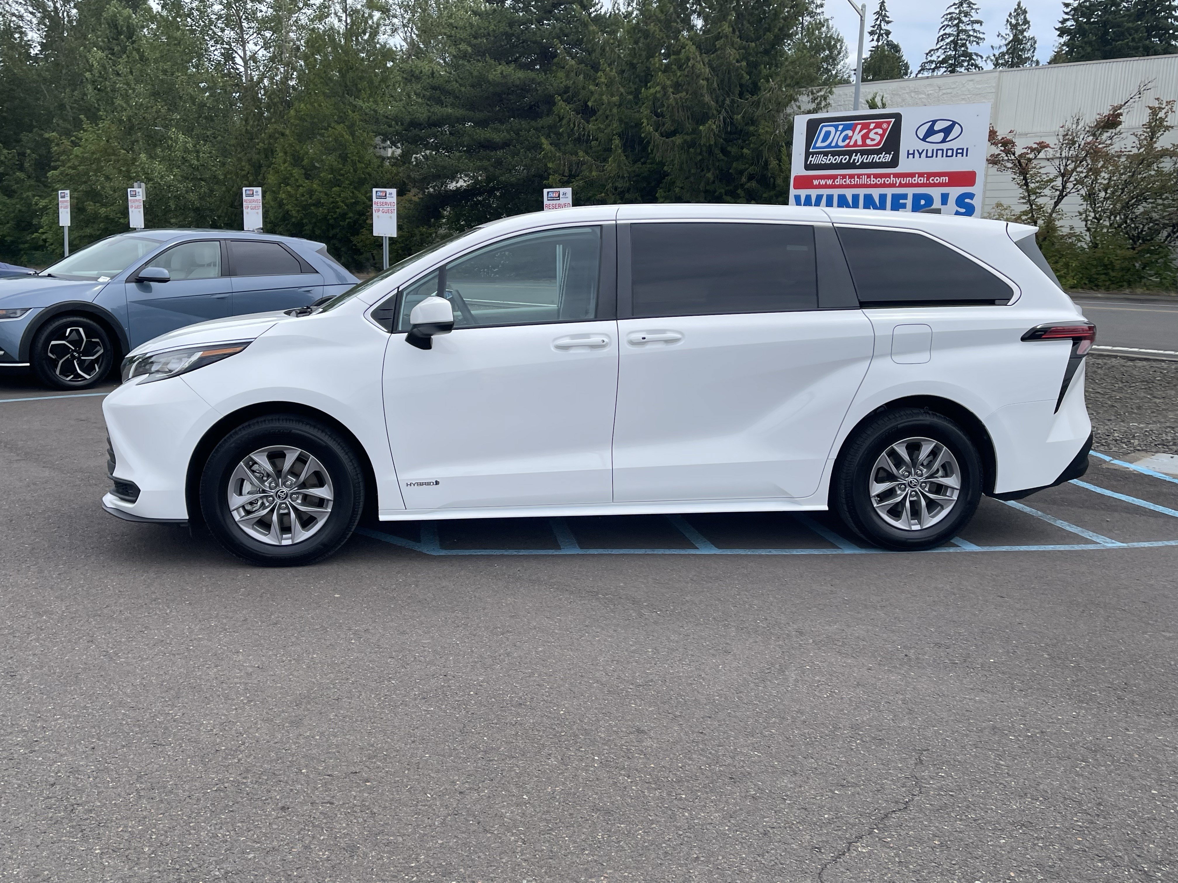 Used 2021 Toyota Sienna LE FWD image 2