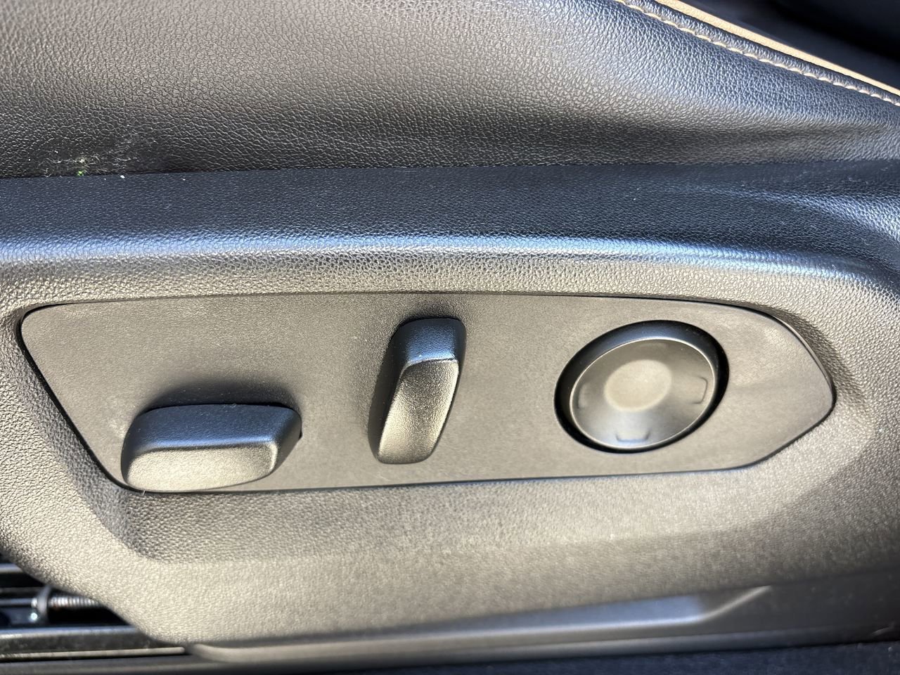 Used 2021 GMC Yukon XL AT4 w/ Technology Package image 20